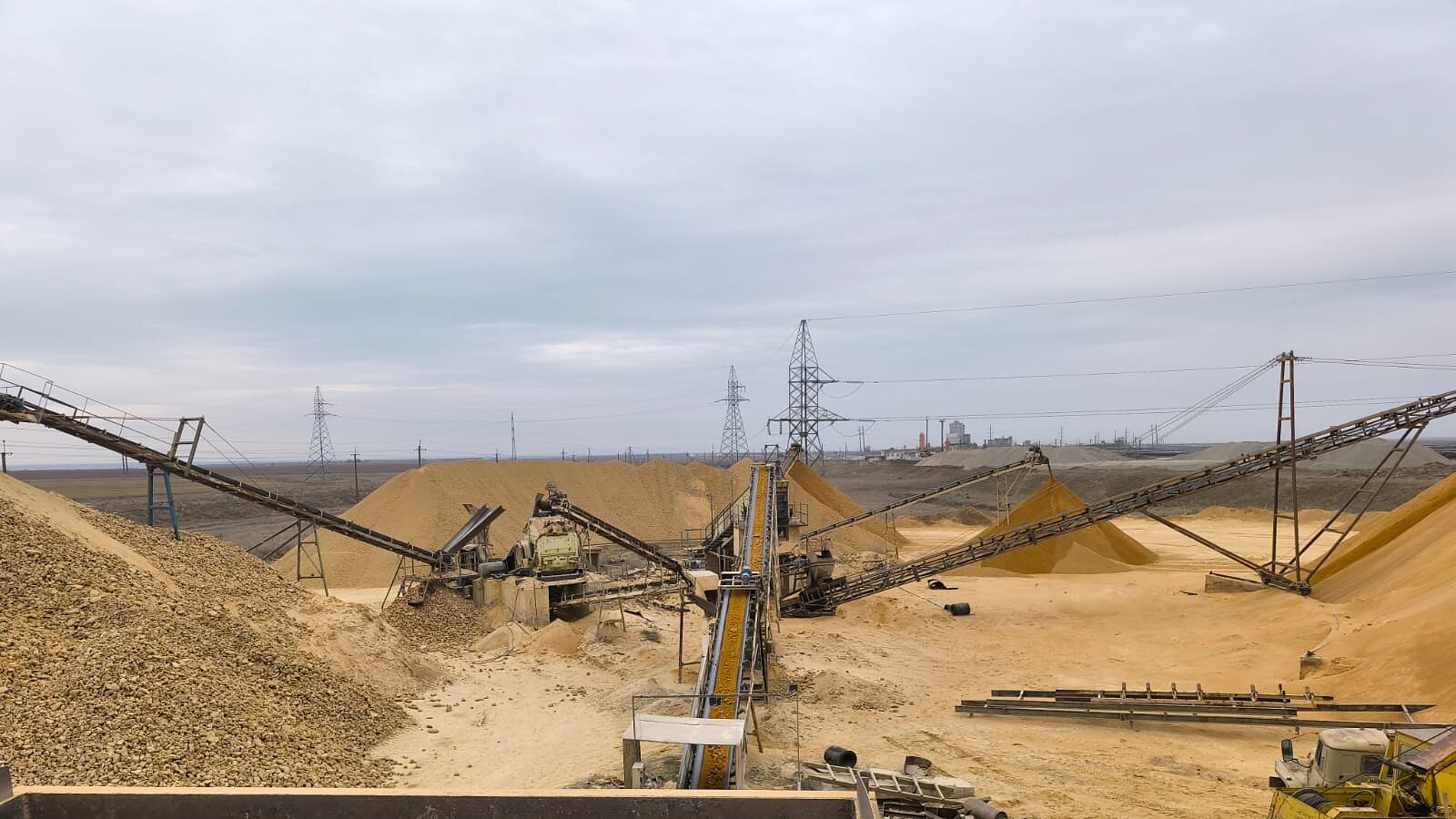 Производственная площадка карьера в Сакском районе